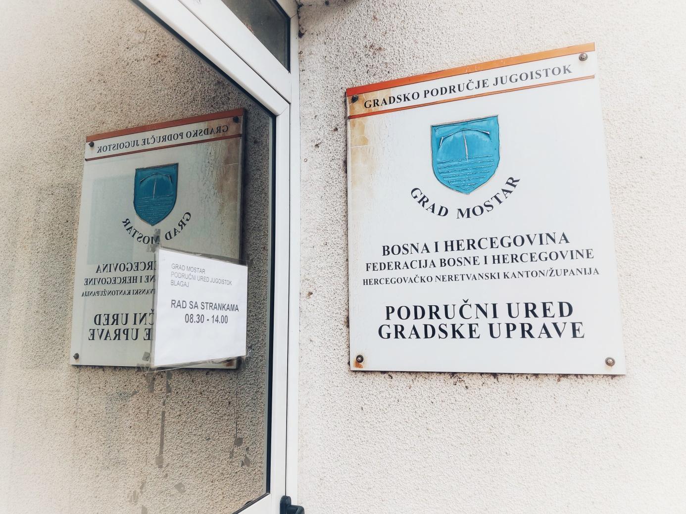 A sign on a wall

Description automatically generated