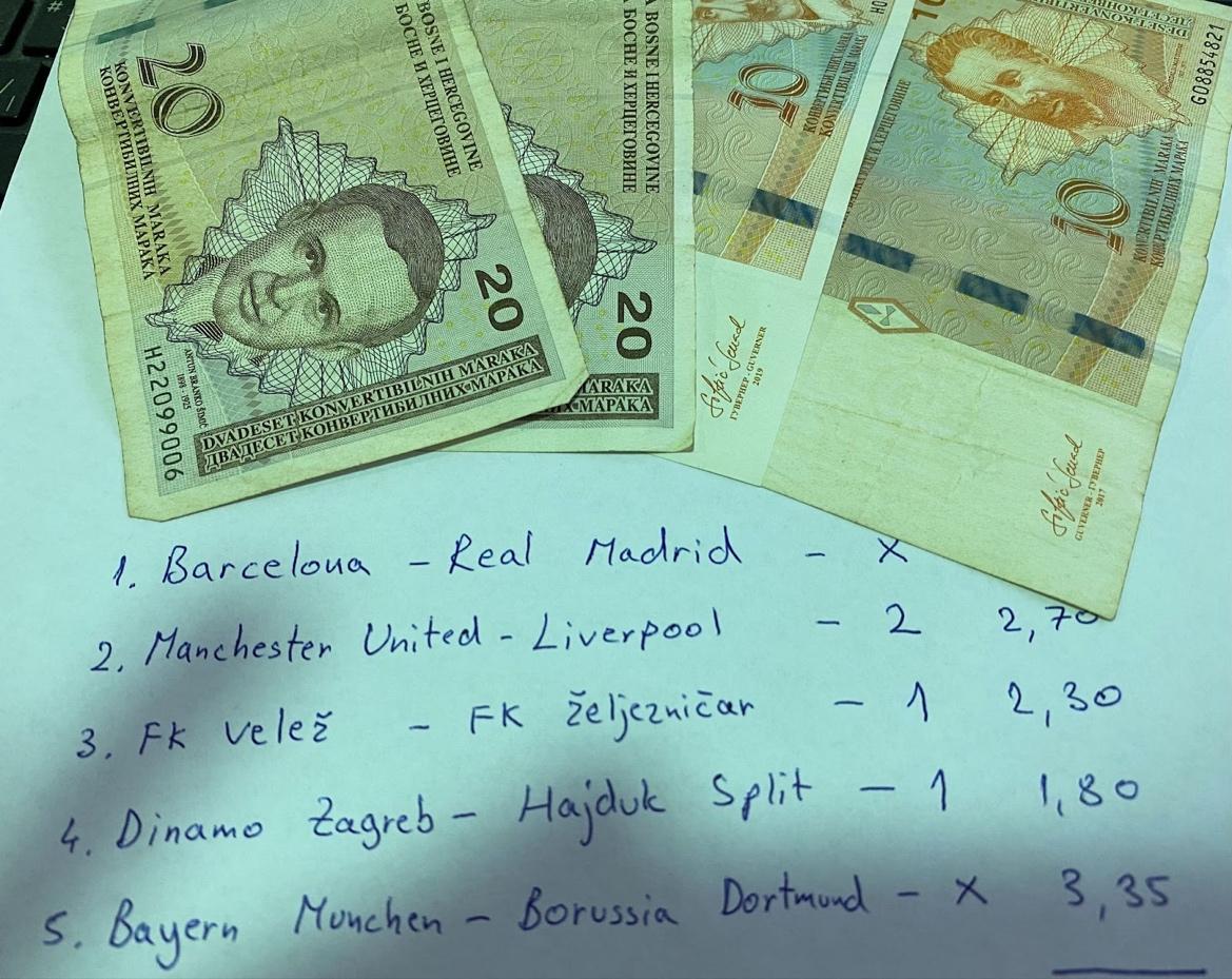 Several currency notes on a table

Description automatically generated